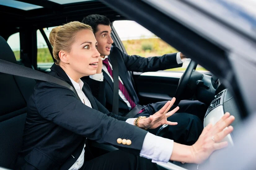 couple-car-dangerous-situation